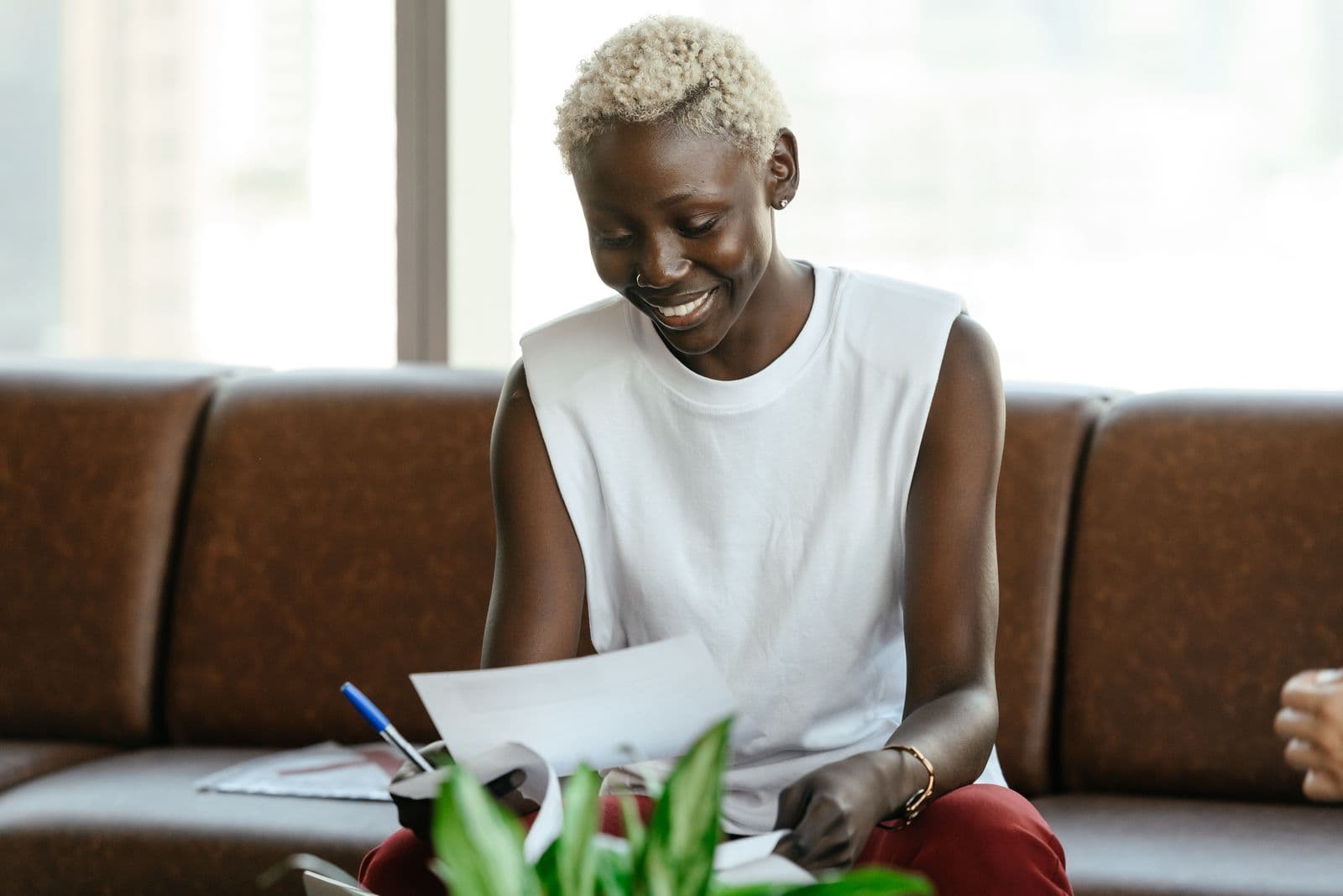 Une femme consulte un dossier de documents.